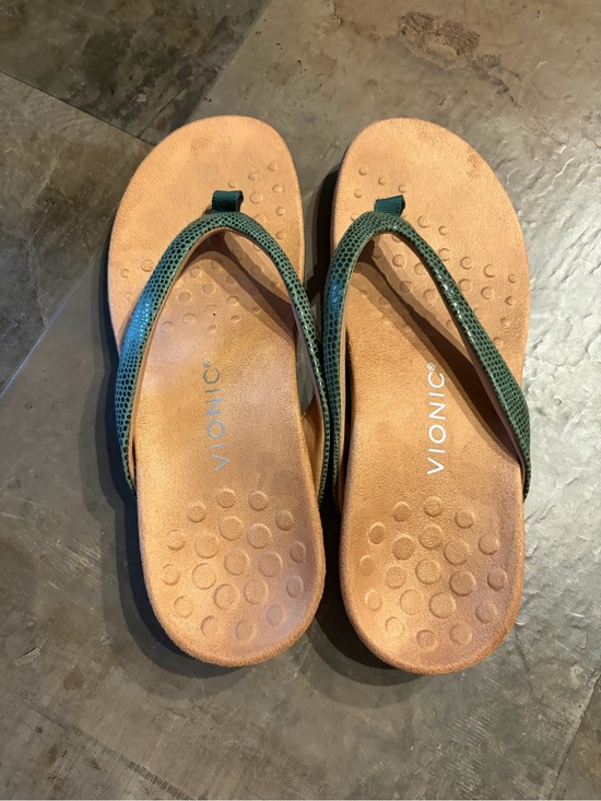 Vionic Shoes - Vionic Green Textured Strap Flip Flop Sandals with Tan Footbed